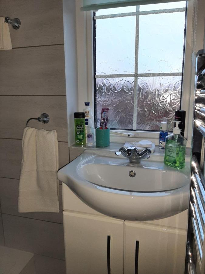 Вилла Huge Garden House For Contractors And Families Оллертон Экстерьер фото
